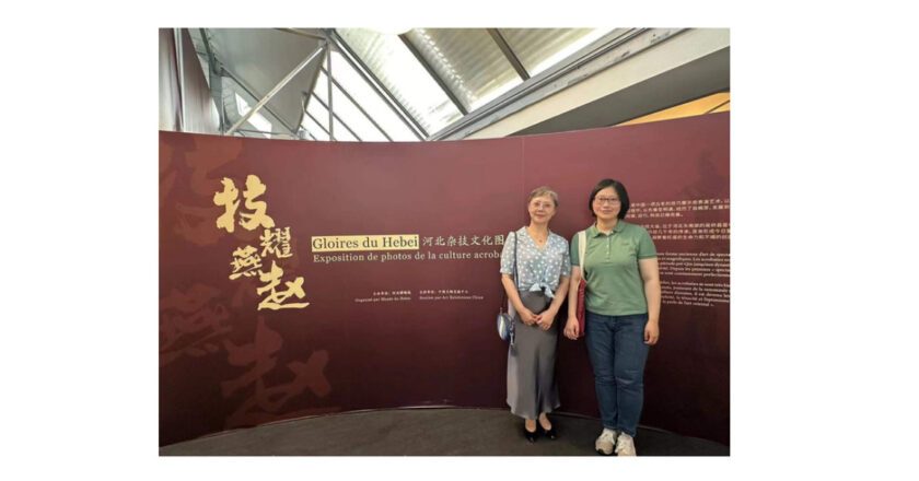 La visite du service culturel de l’Ambassade de Chine en France à l’exposition de photos de la culture acrobatique Gloires du Hebei